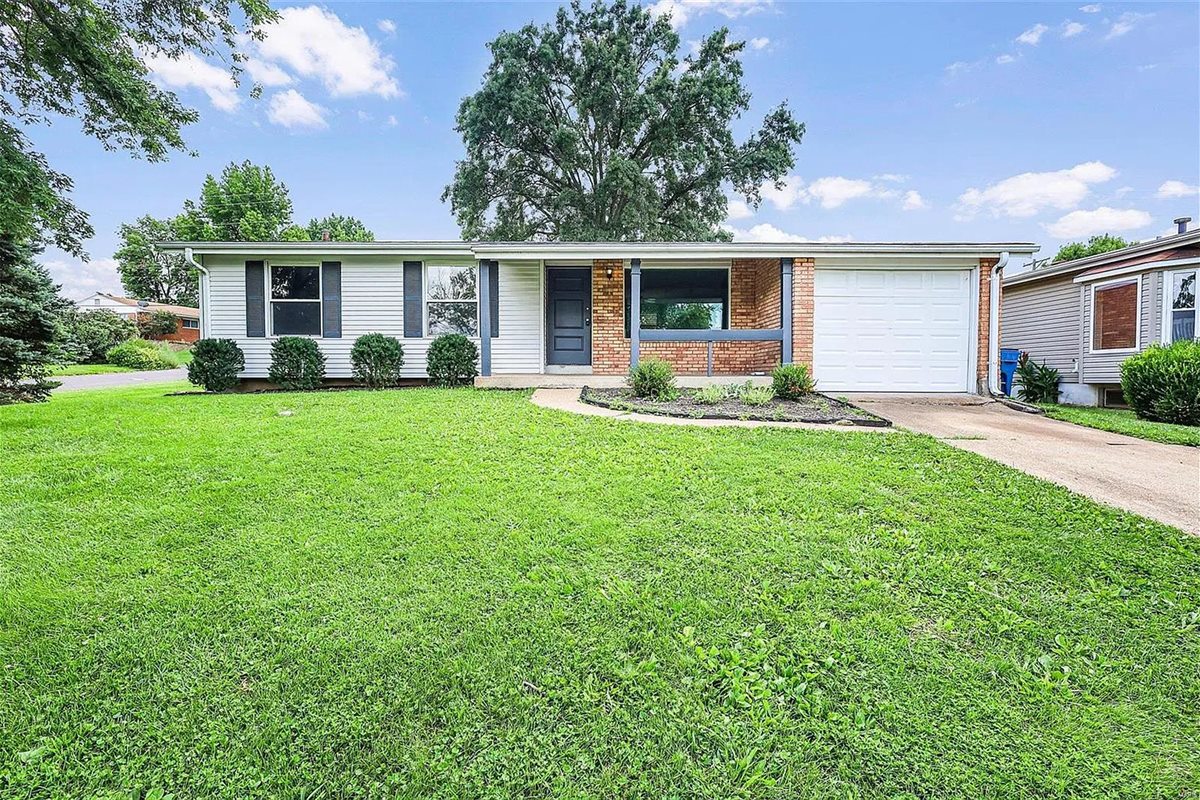 Ranch house with a front porch and one-car garage in Mehlville, MO, after Swift Home Buys bought it and made it market-ready